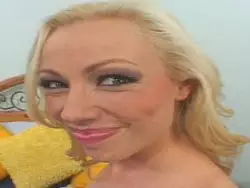 Hübsche verkommene Blondierte wird richtig gefickt